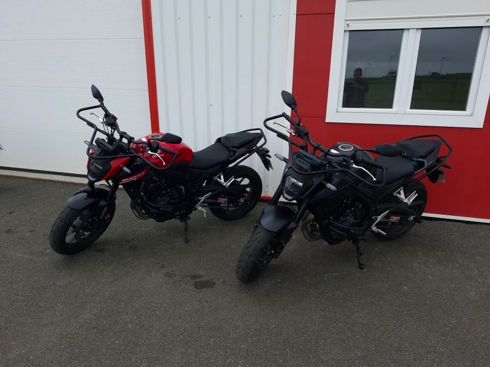 Deux motos de formation