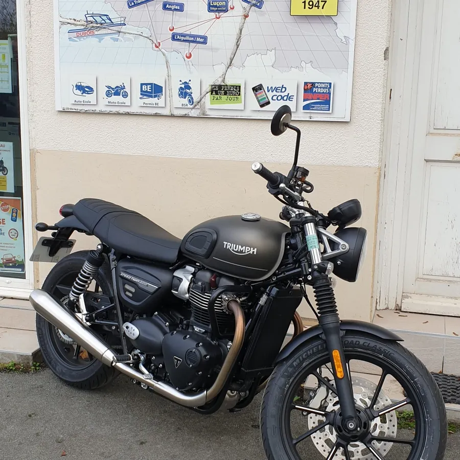 Moto Triumph de l'école