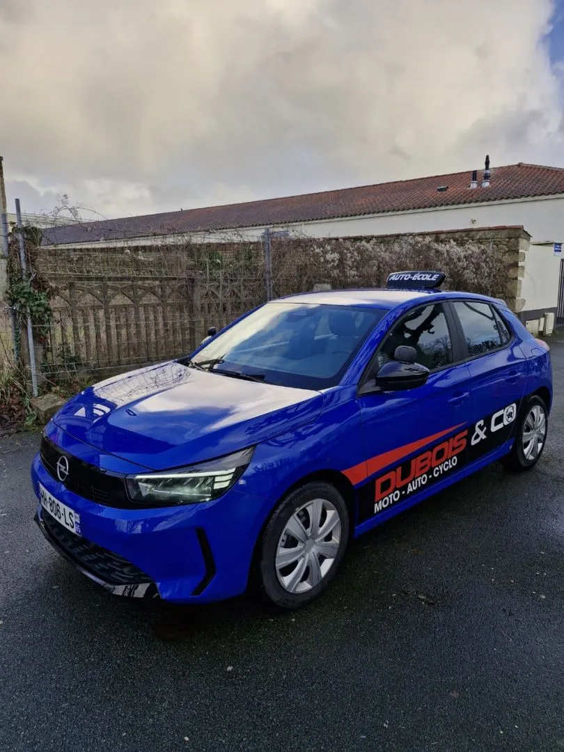 Voiture-école Opel Corsa aux couleurs de l'école