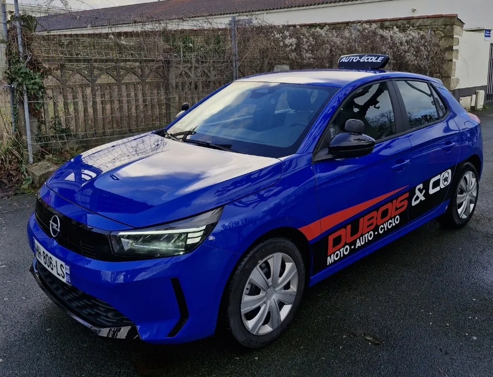 Voiture-école bleue aux couleurs de Dubois&Co