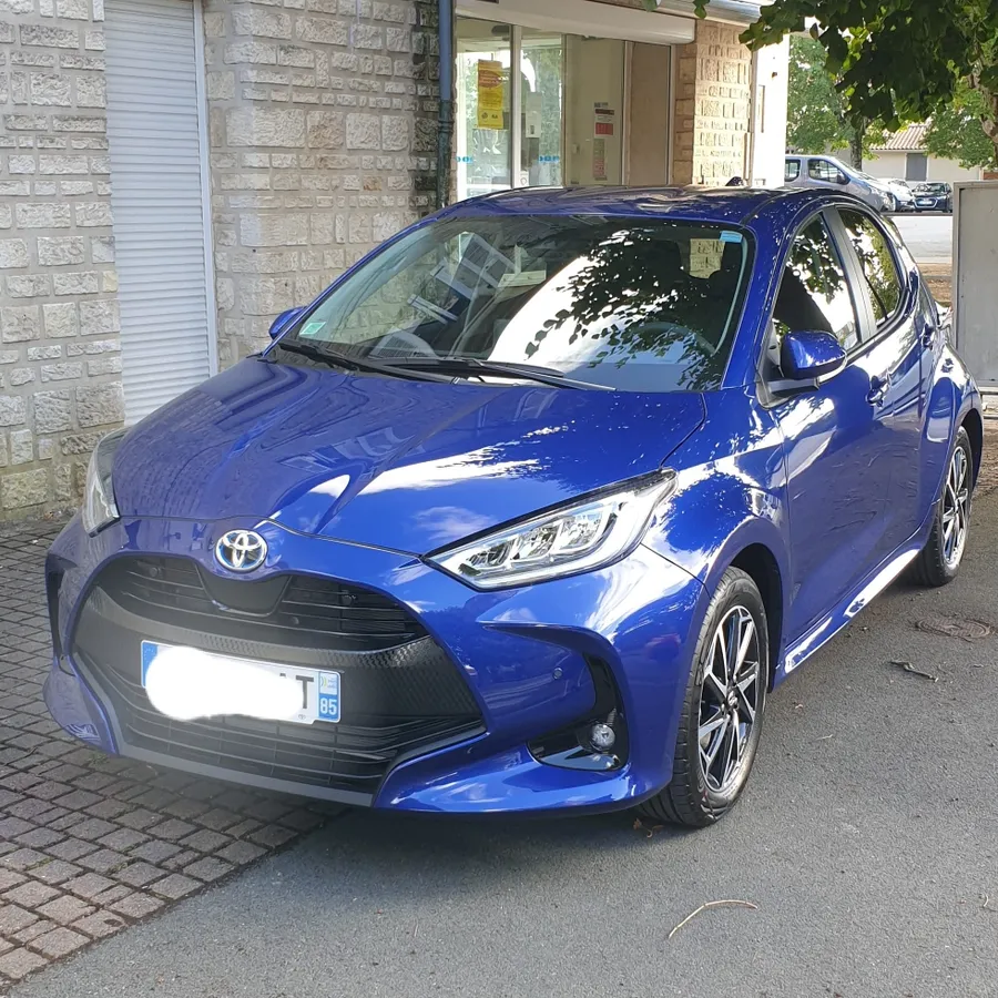 Toyota Yaris bleue de l'école
